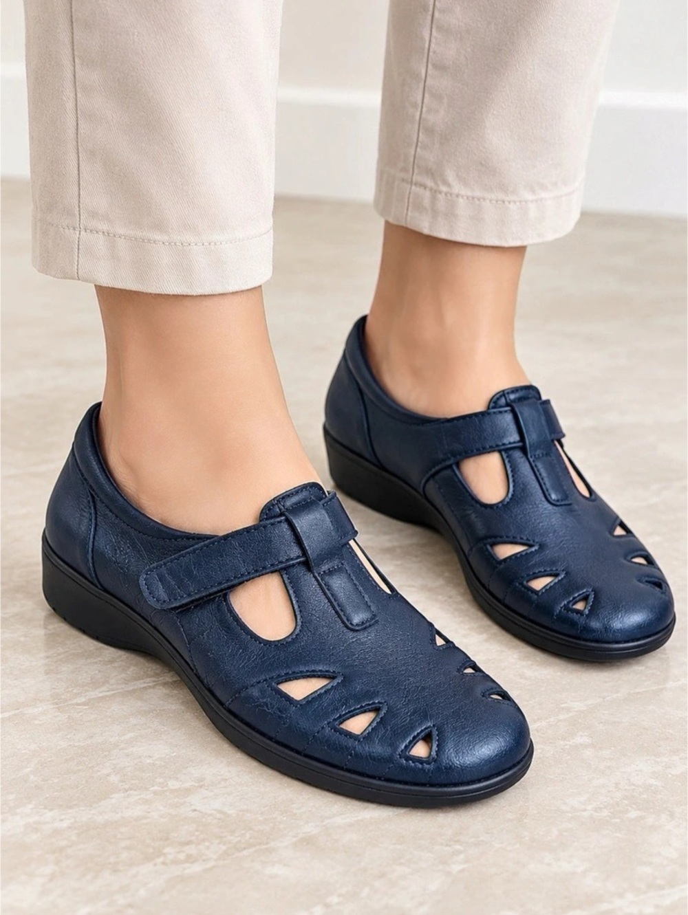Soft Step Women's Blue Leather Comfort Shoes US 12